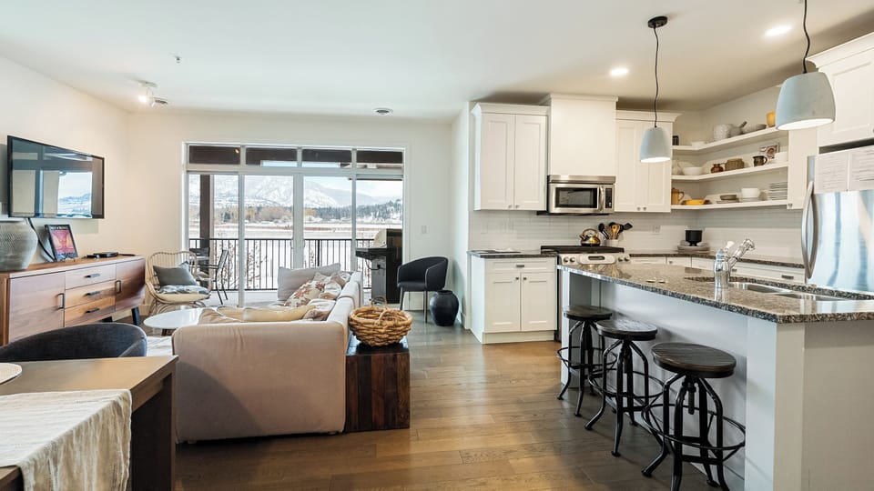 Comfort Condo, Mountain View | Living area | LED TV