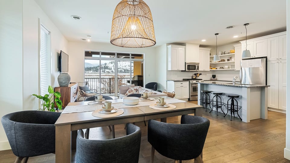 Comfort Condo, Mountain View | In-room dining