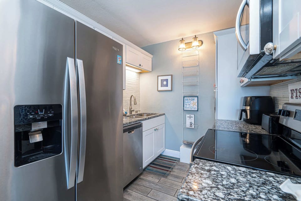 Condo, Multiple Beds, Balcony, Ocean View (Mariner's Retreat) | Private kitchen | Fridge, microwave, oven, stovetop