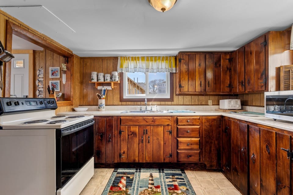 House, Multiple Beds, Balcony, Ocean View (Beach So Fine at 129) | Private kitchen | Fridge, microwave, oven, stovetop