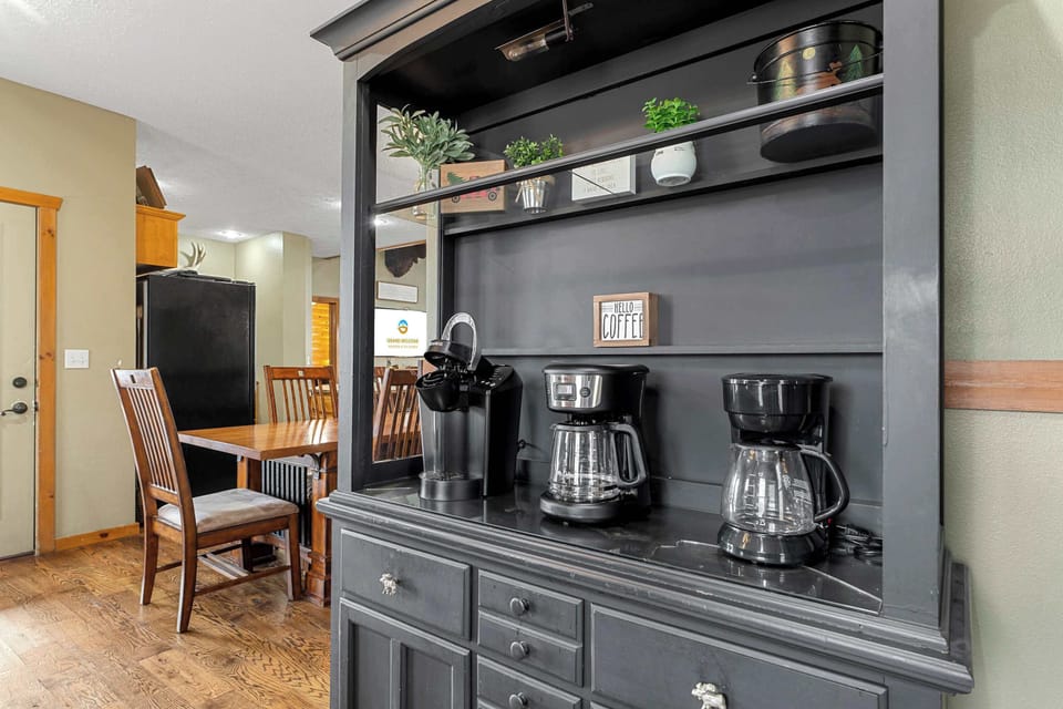 Cabin, Multiple Beds, Balcony, Mountain View (Royal Moose Lodge) | Interior
