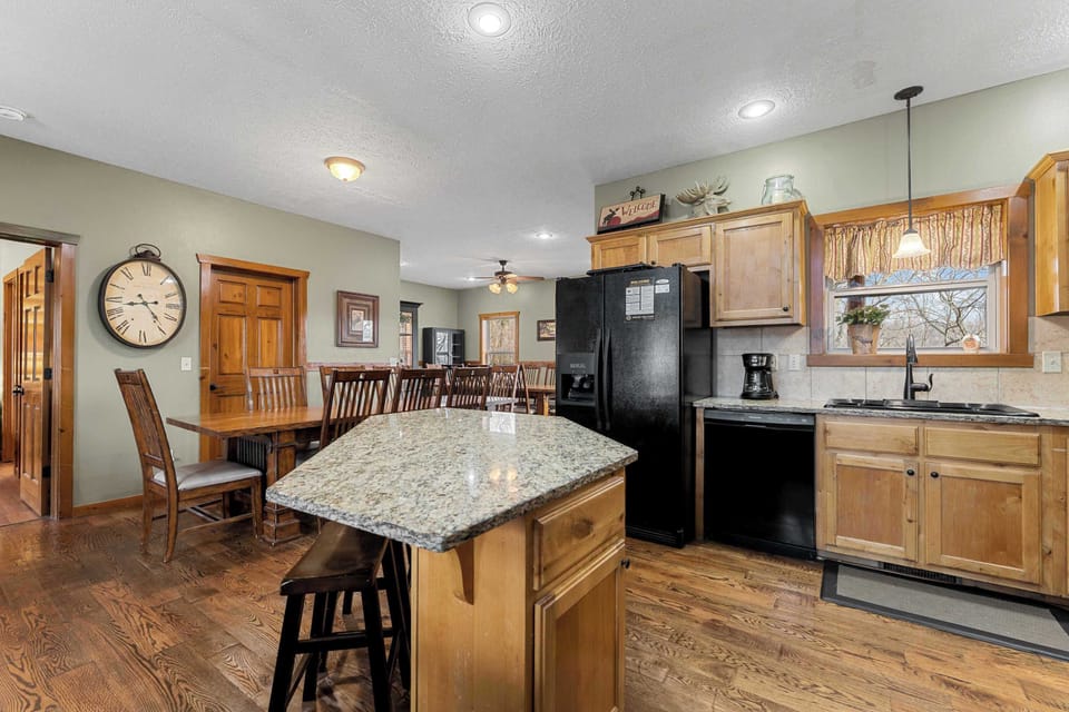 Cabin, Multiple Beds, Balcony, Mountain View (Royal Moose Lodge) | Private kitchen | Coffee/tea maker