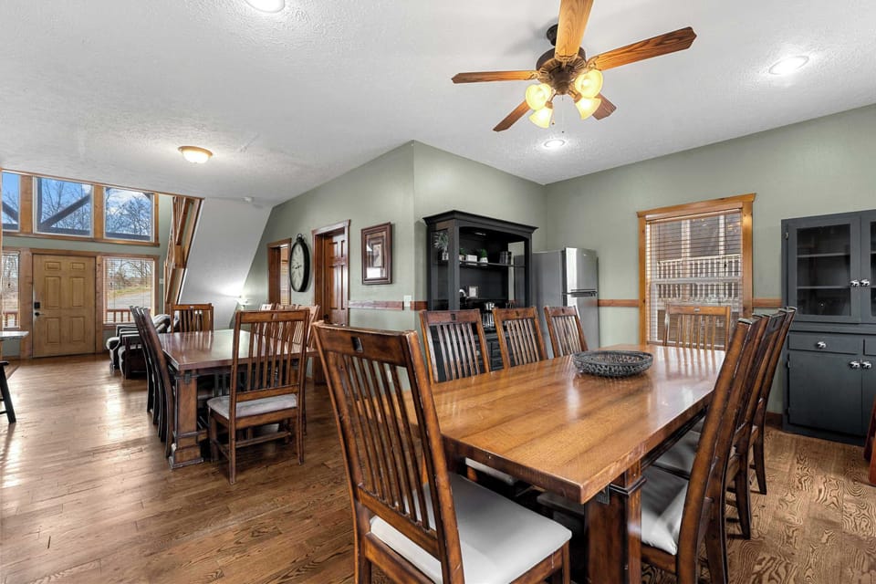 Cabin, Multiple Beds, Balcony, Mountain View (Royal Moose Lodge) | Dining