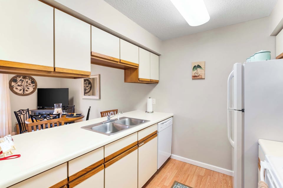 Condo, 1 King Bed with Sofa bed, Balcony, Golf View (Great Day) | Private kitchen | Coffee/tea maker