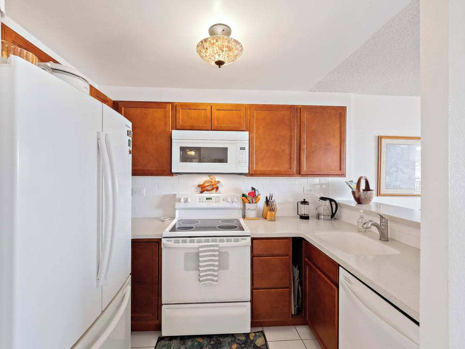 Condo, 1 King Bed, Balcony, Partial Ocean View (Kolu Honu) | Private kitchen | Fridge, microwave, oven, stovetop