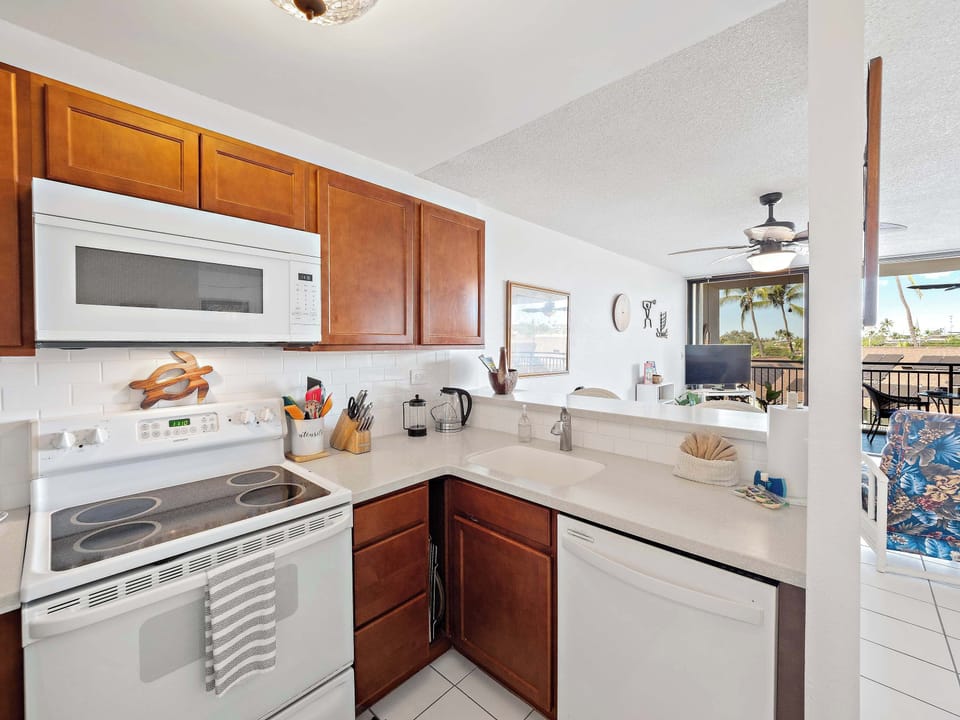 Condo, 1 King Bed, Balcony, Partial Ocean View (Kolu Honu) | Private kitchen | Fridge, microwave, oven, stovetop