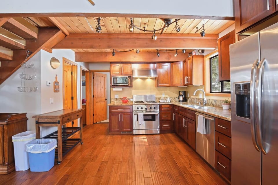 House, Multiple Beds, Patio, Mountain View (Northstar Treehouse) | Private kitchen | Fridge, microwave, oven, stovetop