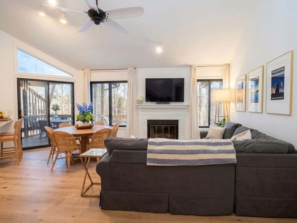 Townhome, Multiple Beds, Balcony, Golf View (Briarwood Serenity at Abbey Springs) | Living area | 42-inch flat-screen TV with digital channels, fireplace