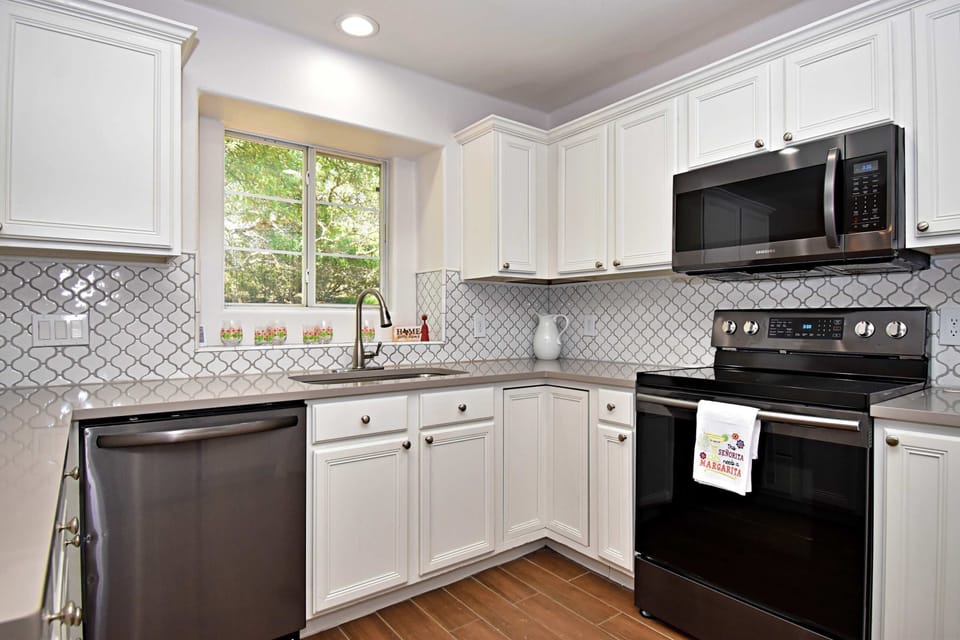 House, Multiple Beds, Patio, Garden View (Dreamy Dripping Springs) | Private kitchen | Fridge, microwave, oven, stovetop