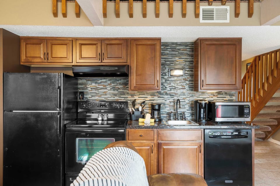Condo, Multiple Beds, Balcony, Garden View (Branson Getaway) | Private kitchen | Coffee/tea maker