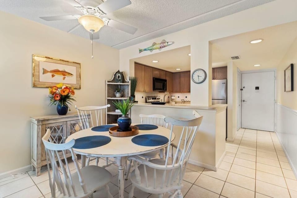 Dining Room, Dining Table, Furniture, Indoors, Table
