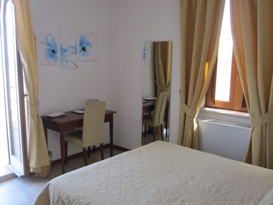 Double Room | Minibar, in-room safe, desk, free cribs/infant beds
