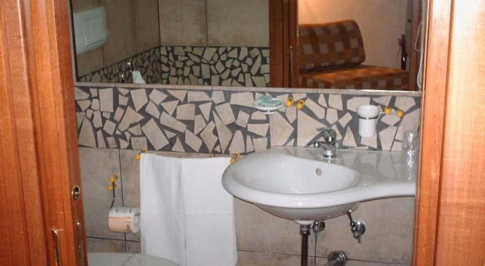 Bathroom sink