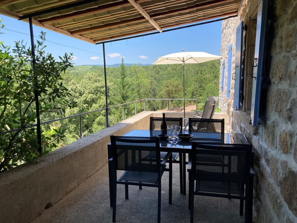 La terrasse privee de Les Cigales á Mas de la Giralde