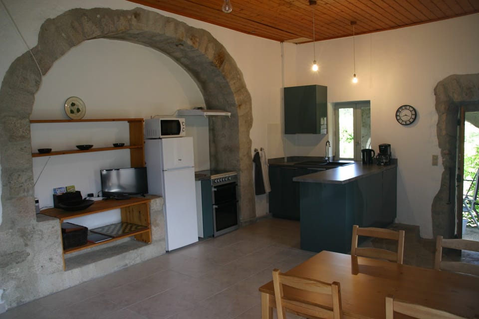 Le coin cuisine de Les Cigales á Mas de la Giralde