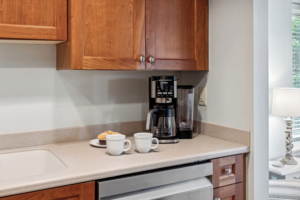 Dripping coffee makers