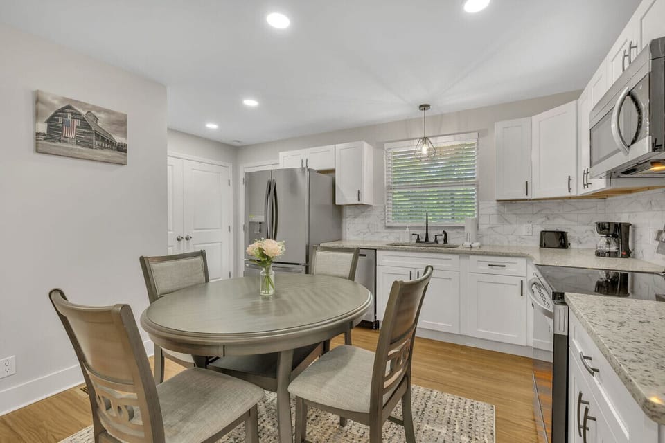 Dining area seating for 4