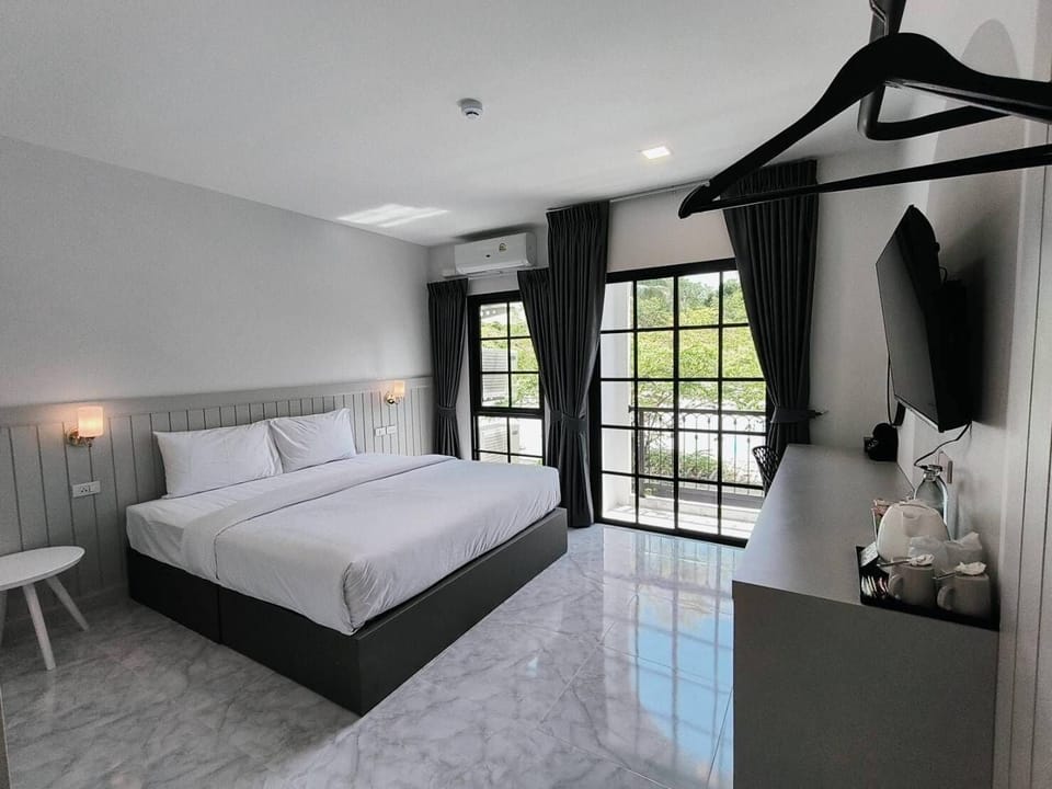 King Room with Balcony | Minibar, desk, laptop workspace, free WiFi