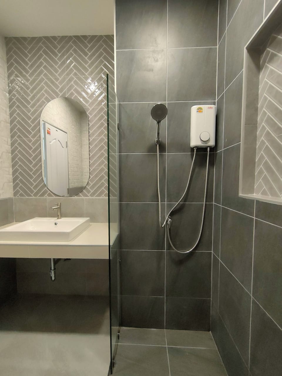Deluxe Room | Bathroom | Towels, soap, shampoo, toilet paper