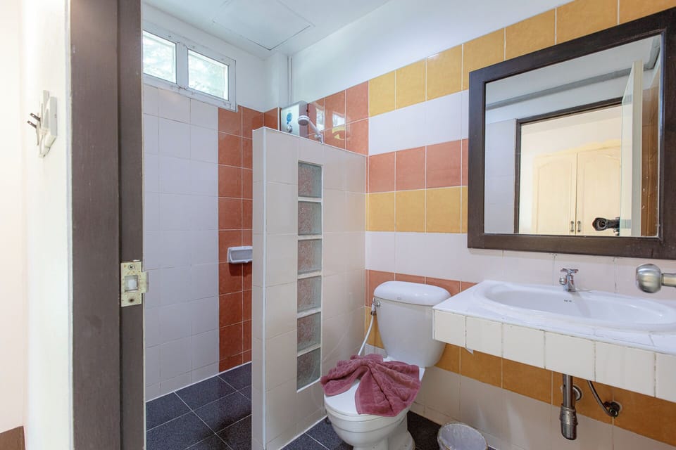 Classic Vintage Floors 2 and 3 | Bathroom | Towels, soap, shampoo, toilet paper