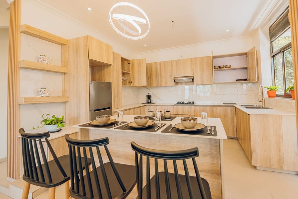 Comfort Double Room, Balcony, City View | In-room dining