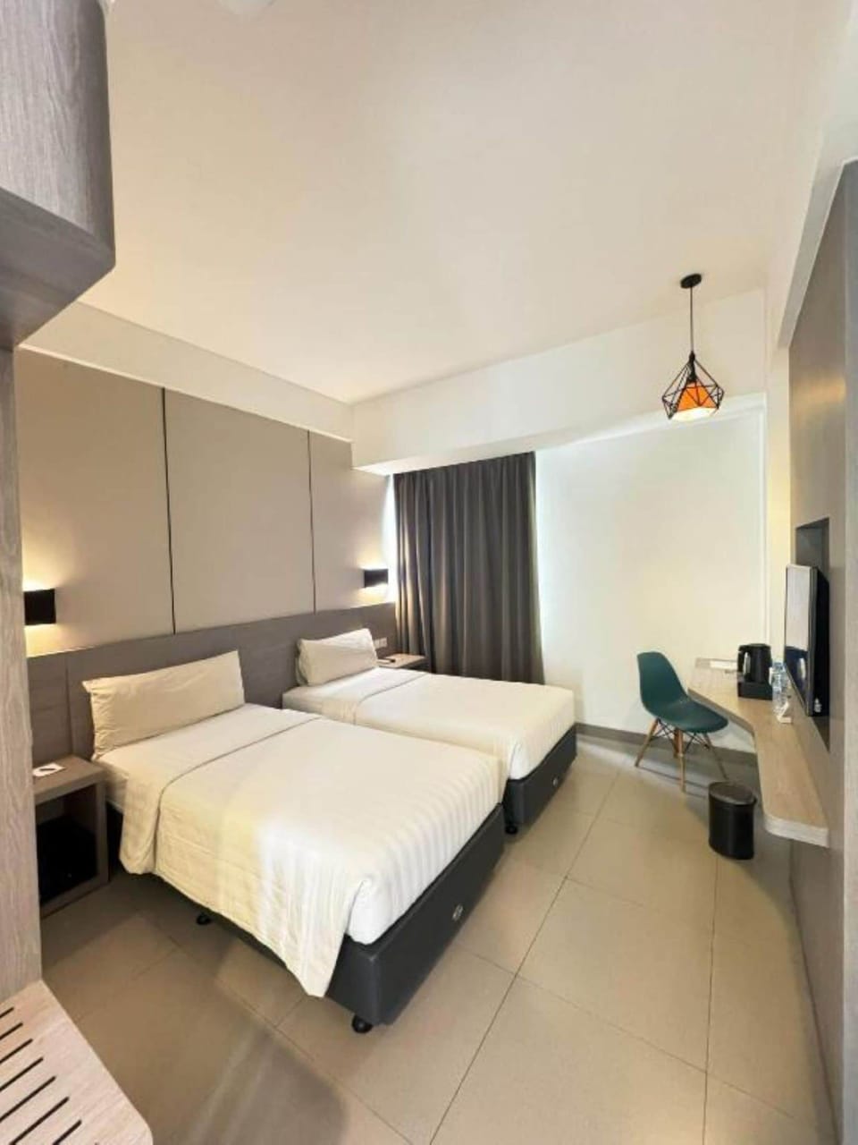 Desk, free WiFi, bed sheets
