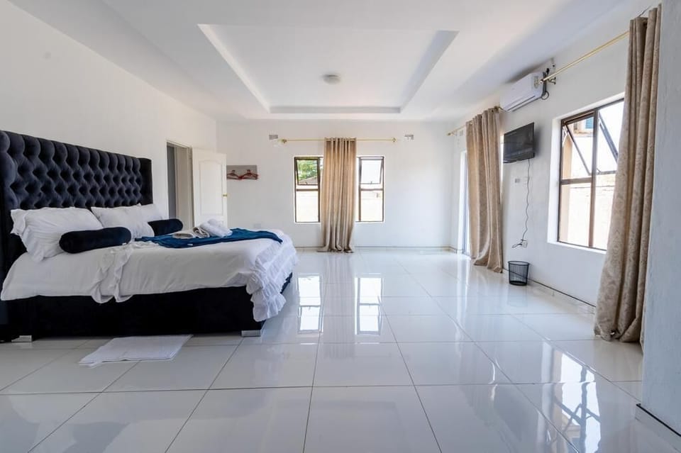 Honeymoon Suite | Desk, laptop workspace, free WiFi, bed sheets