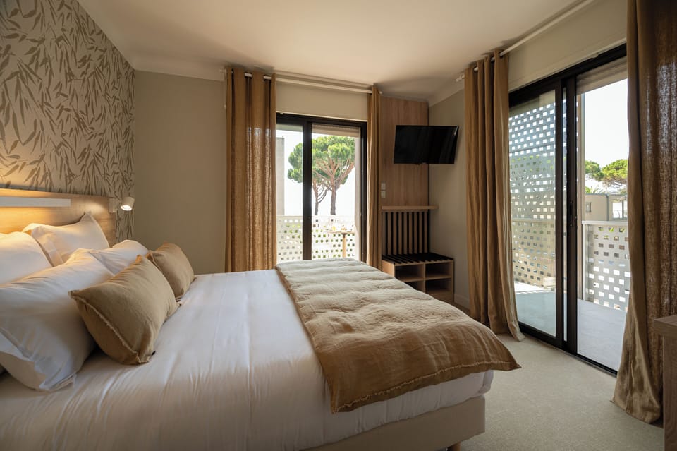 Superior Double or Twin Room, Sea View | In-room safe, soundproofing, free cribs/infant beds, free WiFi