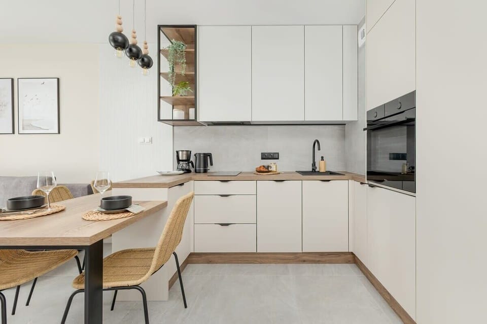 Fully equipped kitchenette. 