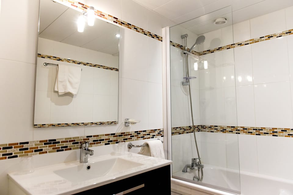 Triple Room | Bathroom | Free toiletries, hair dryer, bathrobes, slippers
