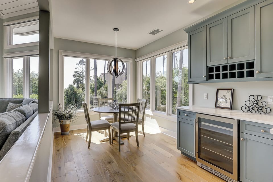 Breakfast Area & Wine Bar