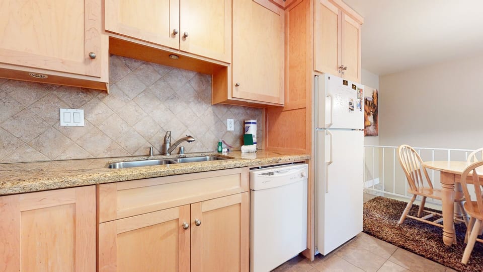 Condo, 3 Bedrooms | Private kitchen | Coffee/tea maker, fridge, oven, toaster
