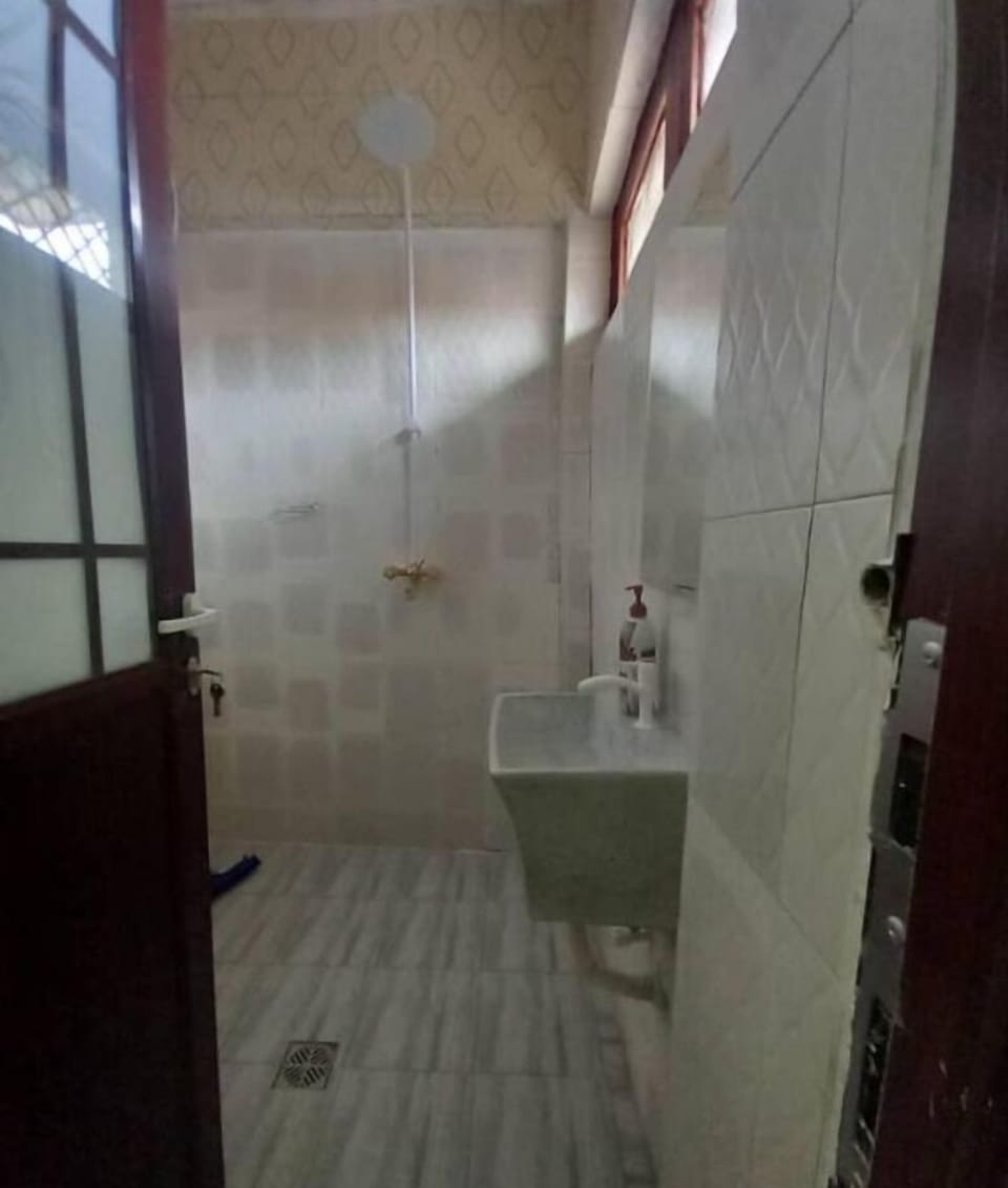Comfort Double Room, City View | Bathroom | Towels, soap, toilet paper
