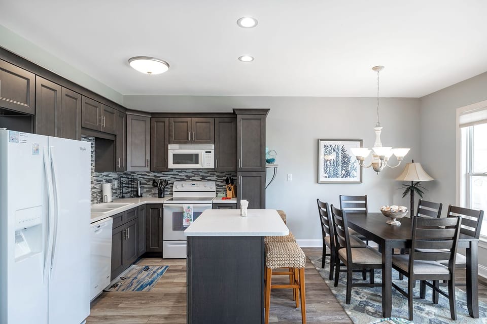 Kitchen & Dining