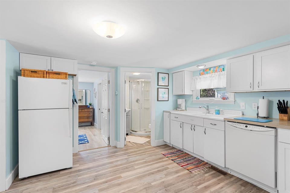 The Chef in your family will adore the large, Well Stocked Kitchen.