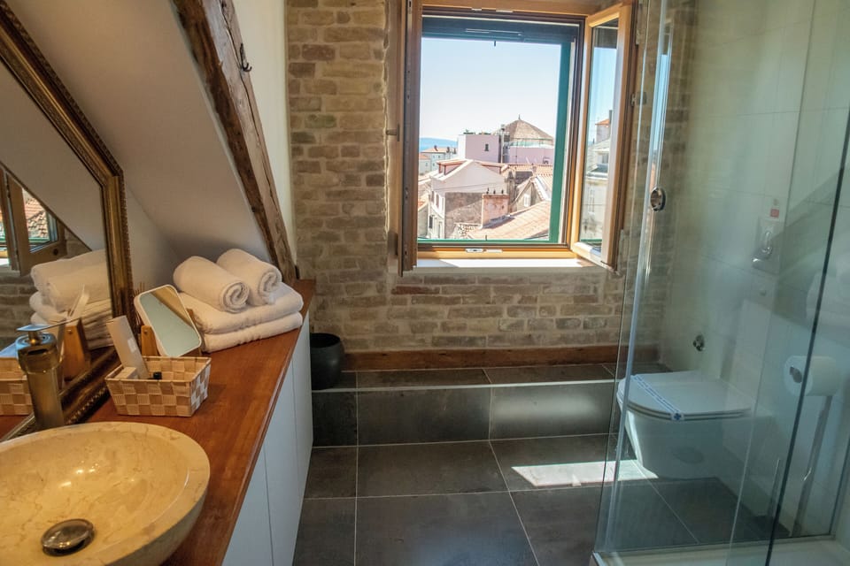 Deluxe Double Room, Sea View | Bathroom | Shower, free toiletries, hair dryer, slippers