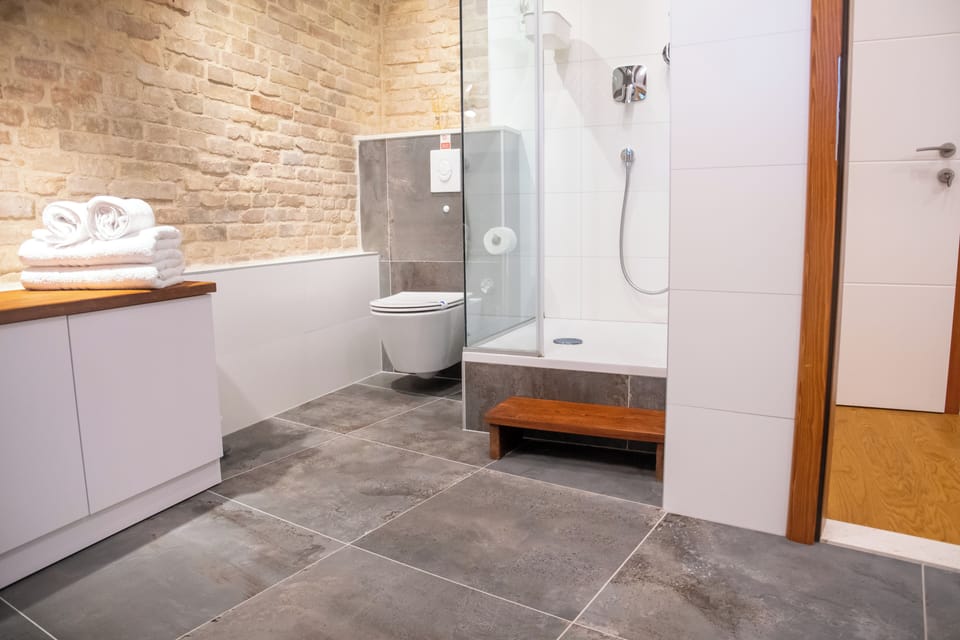 Deluxe Room, Park View | Bathroom | Shower, free toiletries, hair dryer, slippers