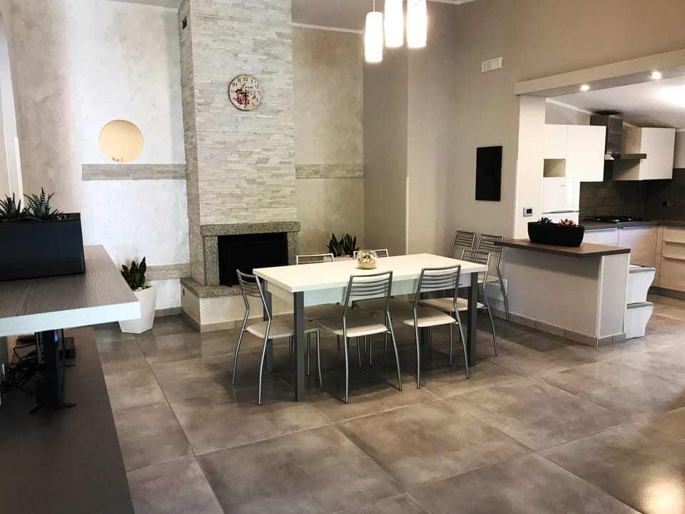 Deluxe Villa, 4 Bedrooms, Hot Tub, Annex Building | Private kitchen