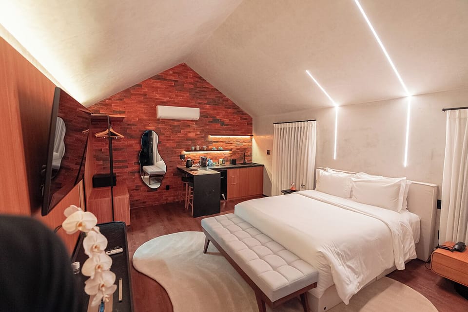 Deluxe | Pillowtop beds, in-room safe, soundproofing, free WiFi