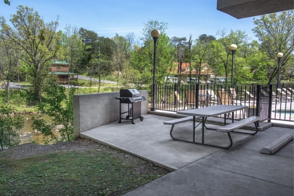 2 Bedroom Pigeon Forge Vacation Condo Rental Cedar Lodge 204 - Resort Picnic Area with Gas Grill