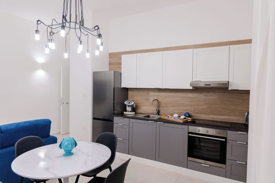 Deluxe Apartment, City View | Living area