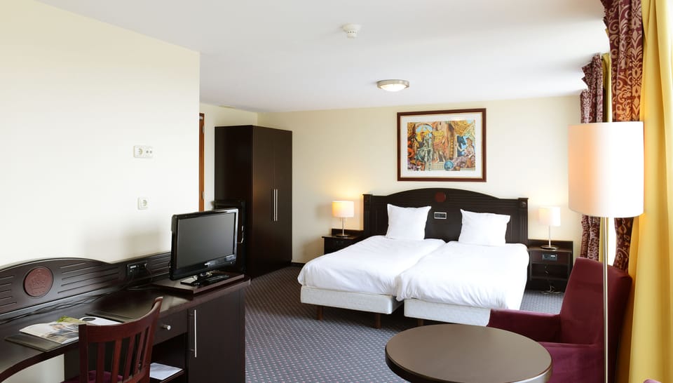 Deluxe Room, 2 Twin Beds | 1 bedroom, in-room safe, desk, soundproofing