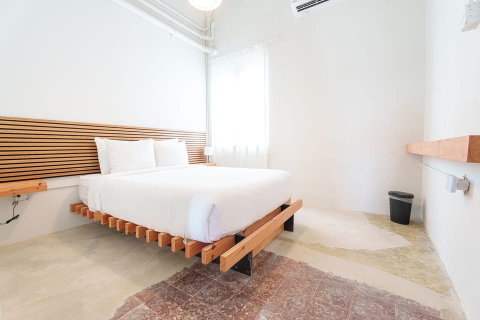Loft | Premium bedding, pillowtop beds, laptop workspace, free WiFi
