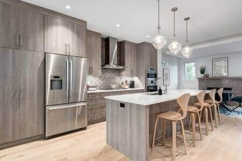 Chef's Kitchen with Bosch Appliances & quartz counters. 