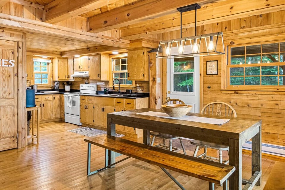Kitchen & beautiful table