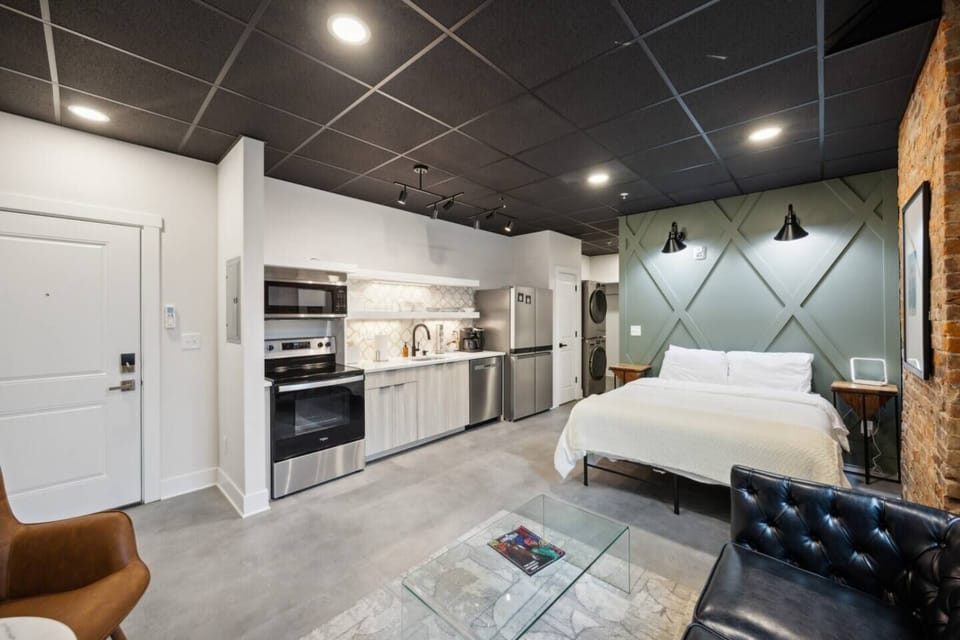 Located on 2nd floor -Studio Bedroom - Queen Tempur-Pedic