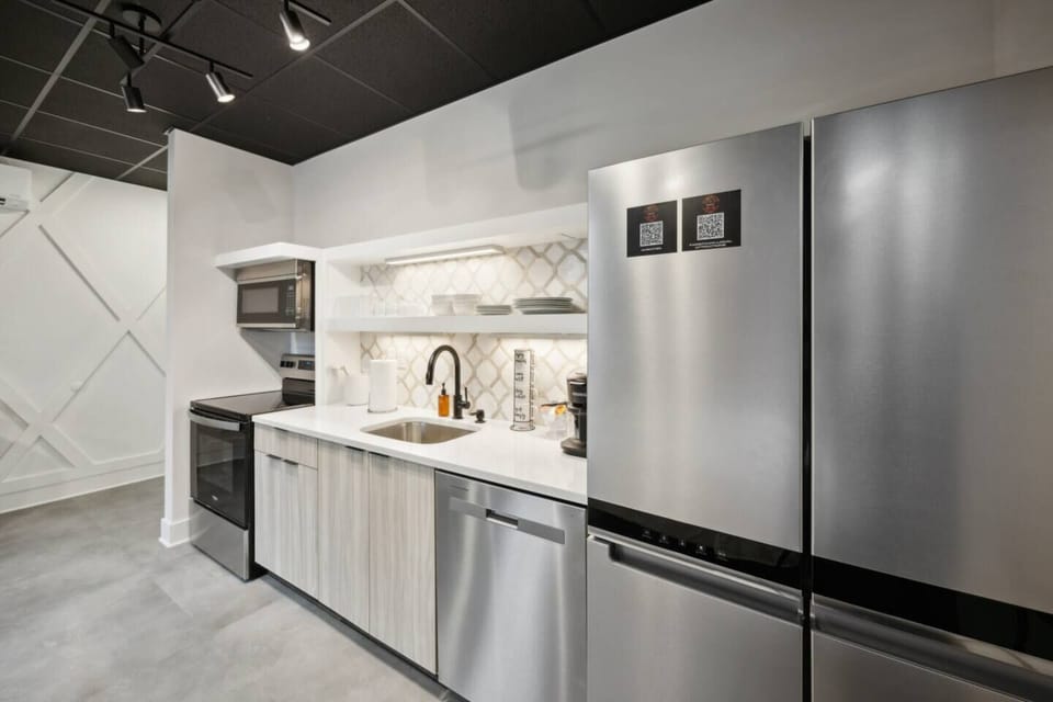 Located on 2nd floor - Full Kitchen