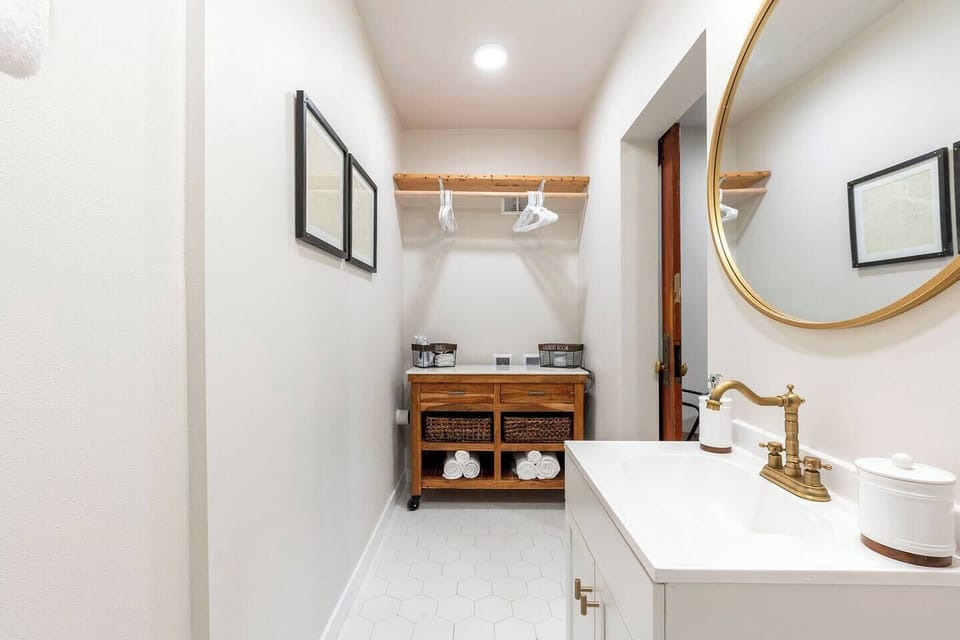 Spacious bathroom!