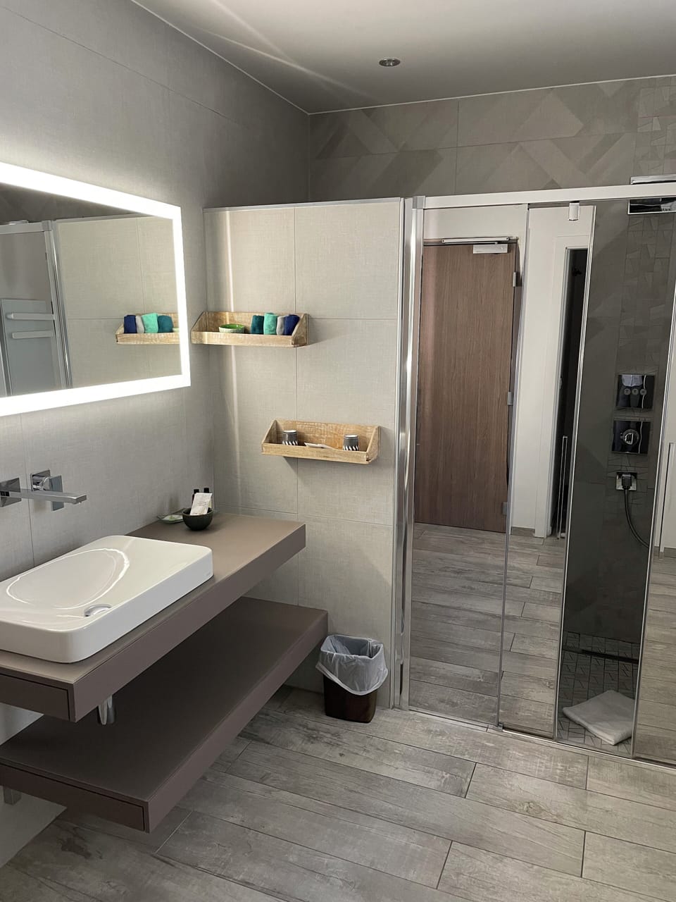 Suite Le Rabelais avec Grande Terrasse, vue Mer | Bathroom | Shower, hair dryer, towels