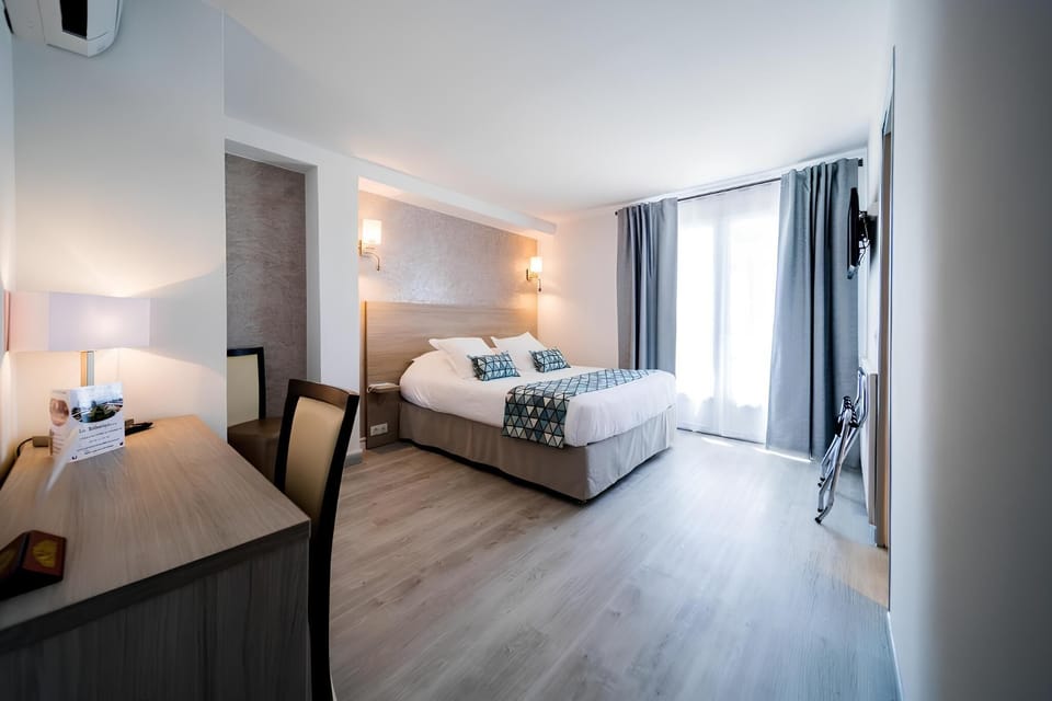 Chambre Double Prestige avec Balcon, vue Mer | Minibar, in-room safe, desk, laptop workspace